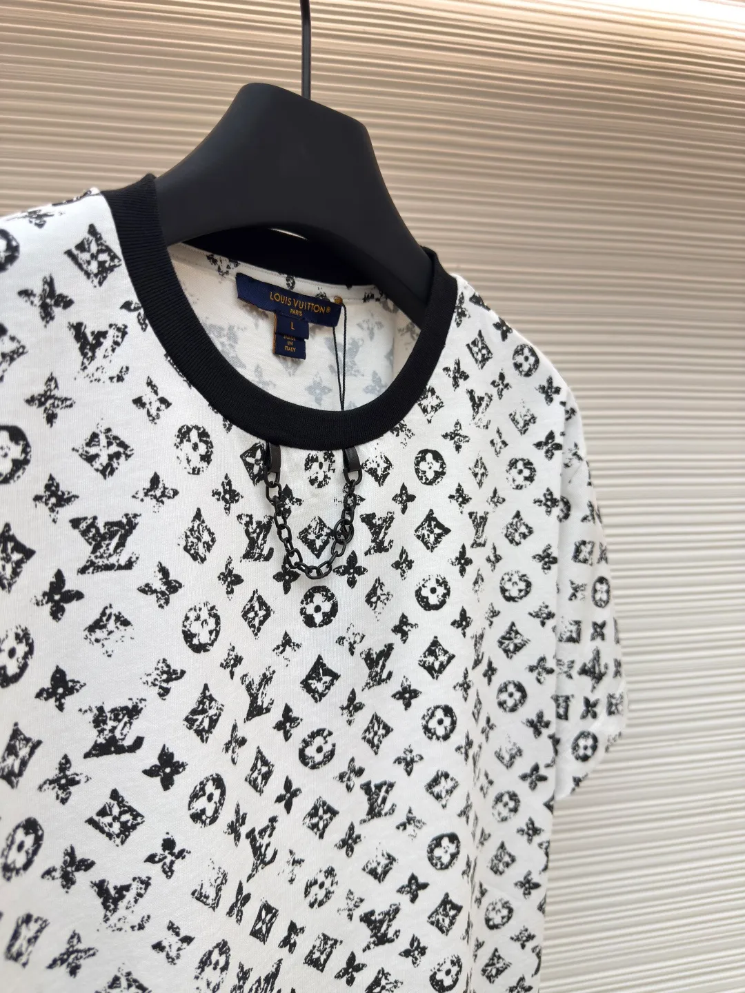 LOUIS VUITTON full printed logo short sleeves [women's clothing] ●Item number: 1680361-A15 ●Fabric: pure cotton fabric ●Technology: printing production ●Version: fitted version ●Weight: about 210 grams ●Size: S-M-L ●Description: 25 spring and summer new short sleeves 8900 purchased Zp dismantling and making, custom-woven and dyed Peruvian ROW imperial fabric. It truly uses 100% pure cotton yarn to weave and ship the fabric according to the version. You can zoom in on the process to see the details, except that the restoration degree is close to 98 or above. The workmanship is also invincible. It is truly restored and you can just buy it with your eyes closed. The overall wiring is straight and delicate, the fabric is comfortable and soft, and the color is consistent without color difference. It can be matched with the same style to create a fashionable look and control various occasions. Customized accessories, complete with three standards, same style for men and women!